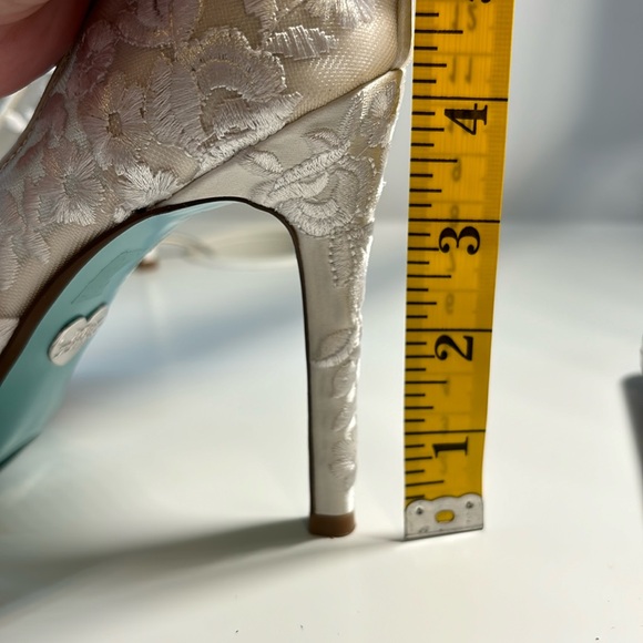 Betsy Johnson White Pump - Picture 7 of 7